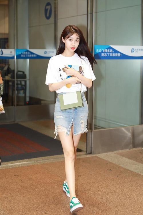李菲儿的短裙本来就不长，还非得在正中间开个叉，网友：安全吗？