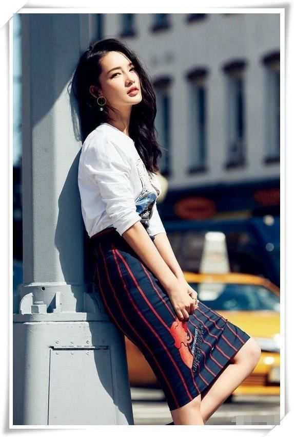 李沁真会“装”，半截短袖+高腰裤，166身高愣是穿出180的大长腿