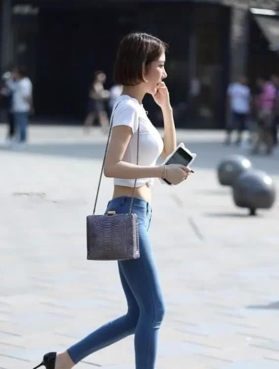 街拍气质小姐姐紧身牛仔勾勒出厚实的臀部，身后的大叔看呆了