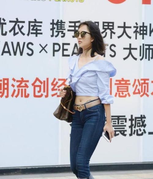  『休闲裤』街拍：眉清目秀的美女，一件黑色上衣配黑色休闲裤，时尚帅气十足
