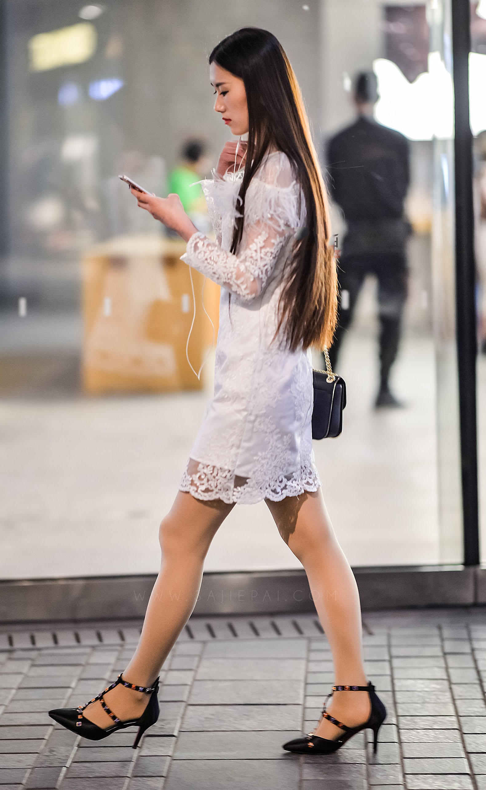 气质小姐姐蕾丝连衣裙若影若现秀身体，蕾丝花边惹众人炽热目光，