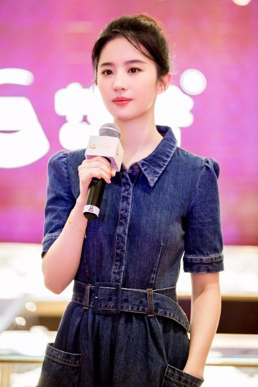 瘦了的刘亦菲穿紧身裤，未修图却暴露真实身材?网友:还好脸好看