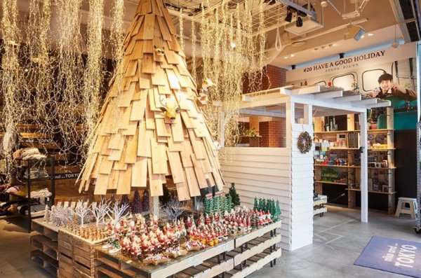 用做杂志的方式开了一家杂货店，店面每天都在变“脸”!