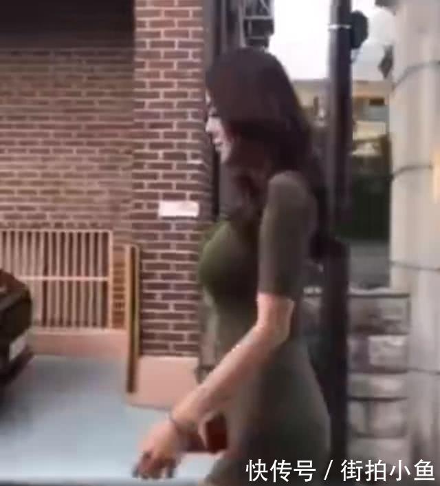 街拍：包臀裙使小姐姐光彩照人，这样穿好身材呼之欲出