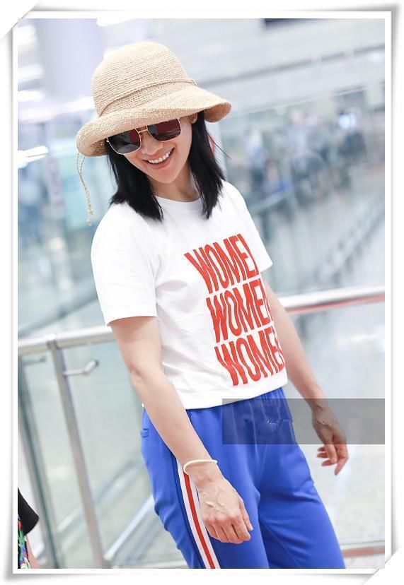 胡可43岁，佘诗曼也43岁，二人同是素颜现机场，差距竟如此尴尬？