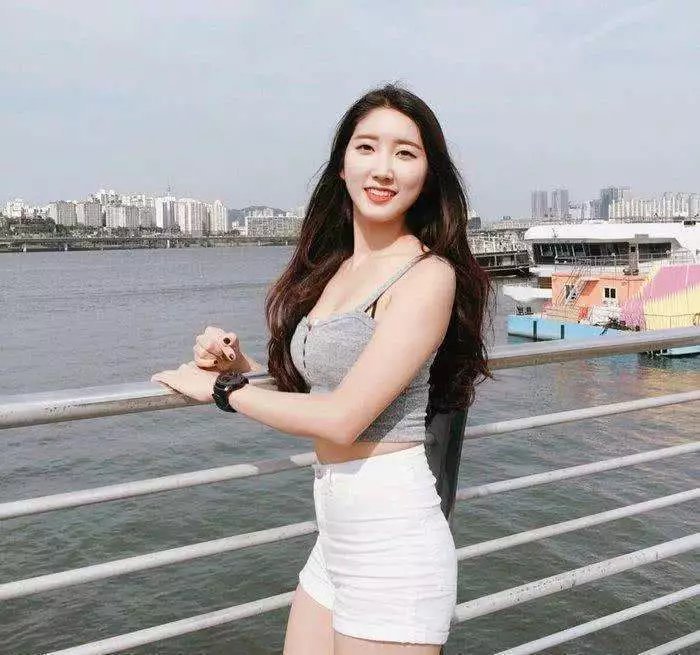 街拍：身材出众的女生, 走到哪都是焦点, 她们的魅力令人陶醉