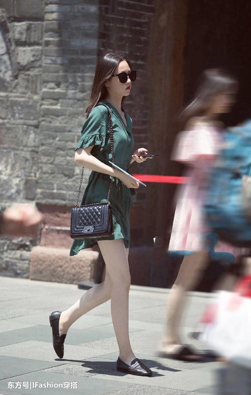 街拍：美女搭配一件绑带连衣裙，背影实在是太性感