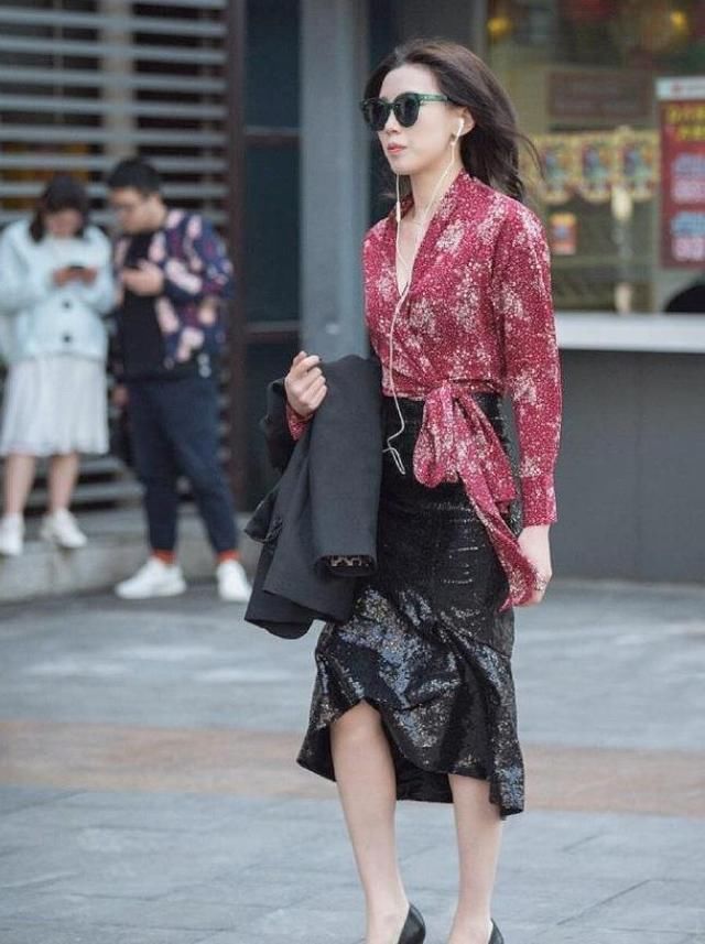 『针织衫』街拍：小姐姐红色的针织衫搭配黑色半身裙，很显青春活力的气息