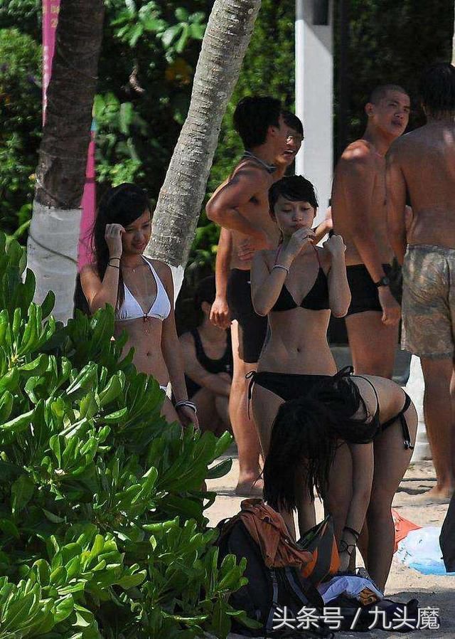 炎炎夏日沙滩风景比基尼美女，成了风景线