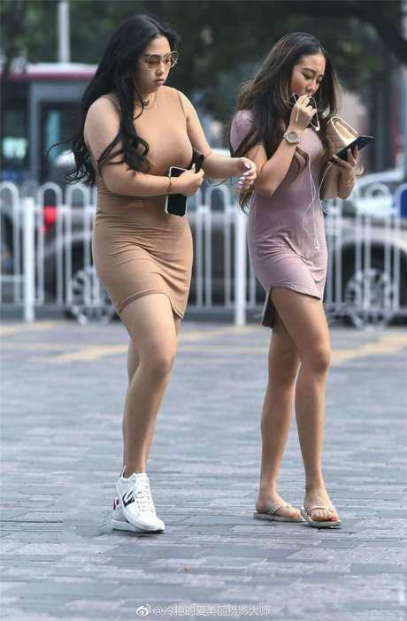 街拍：丰满的美女穿包臀连衣裙 ，最惹火身材秀出来！