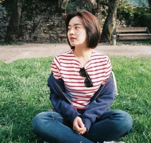 『 美女』身材苗条，以短发示人的她真是清爽又自然，可甜可盐的美女李珠英