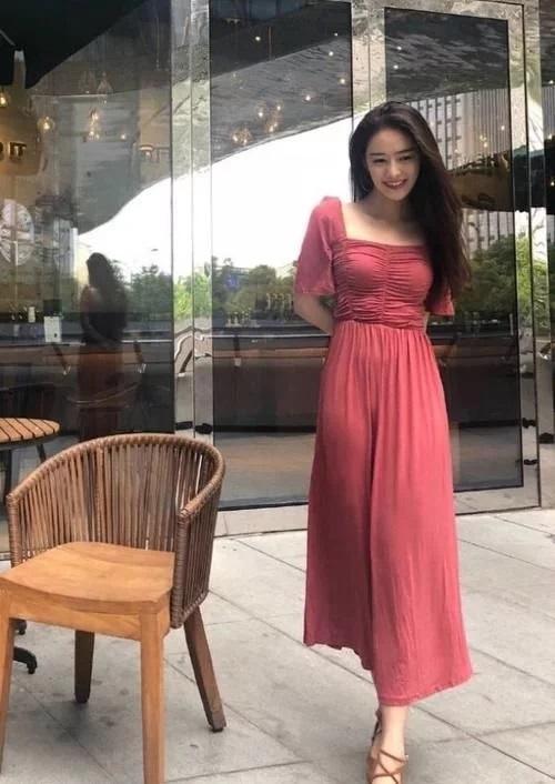 邻家的小姐姐平时身材一般，穿上紧身裙跟换了个人似的!