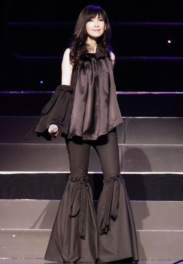 50岁的周慧敏才是真正的小仙女,将塑料感裙子穿出气质就服她!