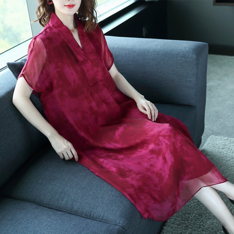 出差回来，给媳妇带了2条连衣裙，穿上美极了，一动一婀娜都迷人