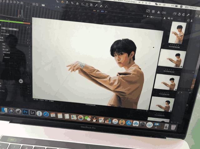 别人秀恩爱,而范丞丞却表示单身的我只能吃泡面,粉丝:我爱你