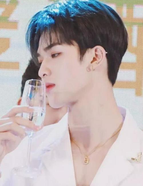 7位男星帅气侧颜照,我找王俊凯用了2秒,你找蔡徐坤用了多久