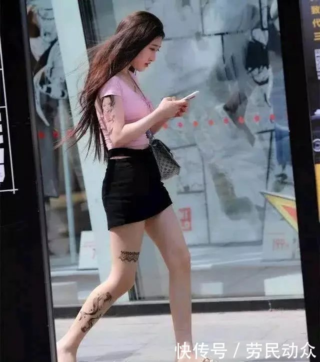 街拍：白皙身姿曼妙的小姐姐，穿着性感让人心动不已！