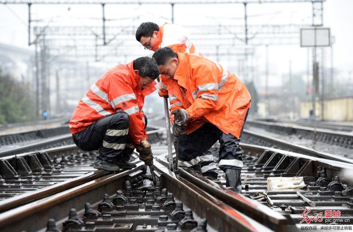 检修铁路设备 确保春运安全