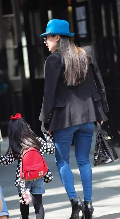 带孩子遛弯的妙龄小姐姐，还能拥有这前凸后翘的身材，把一旁作画