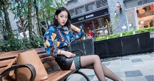 【 气质】走出大长腿的性感气质,尽显女性妩媚的那一面,彩色浮夸的上衣