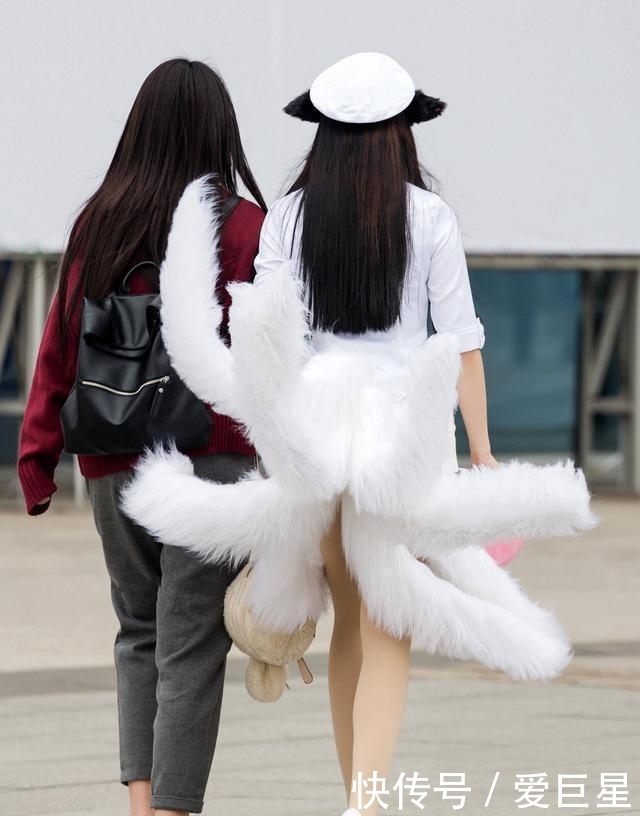 『时尚街拍美女』街拍美女:街上cos九尾狐的小姐姐,真是吸引人眼球