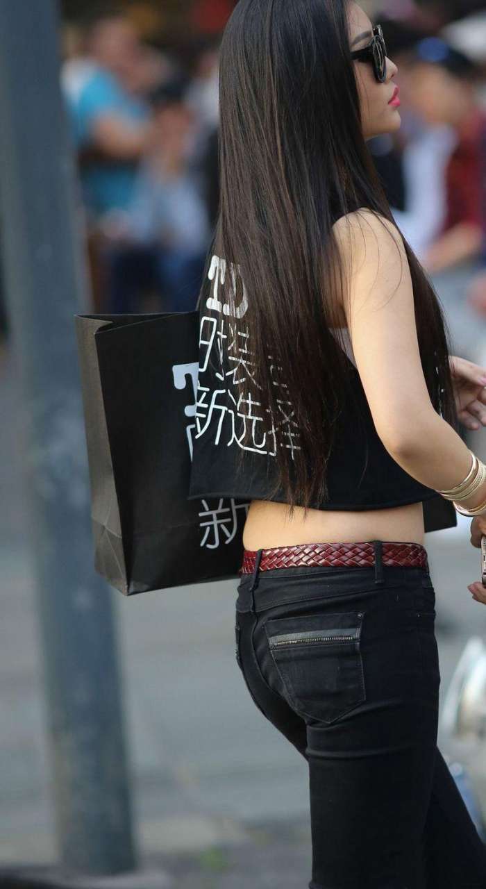 街拍: 黑色牛仔紧身裤高挑美女, 把优雅、知性玩到极致