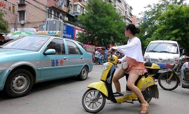  『姿势』为什么女孩子坐电车时喜欢这种姿势？它很漂亮而且不透光