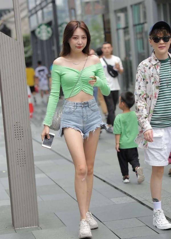  #美女#很想知道, 美女腿上的伤怎么来的