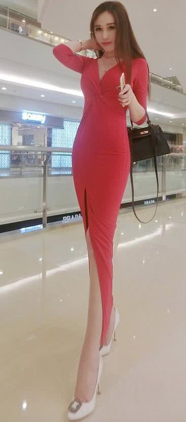 街拍:小姐姐身穿时尚服饰!轻松展现迷人身姿!