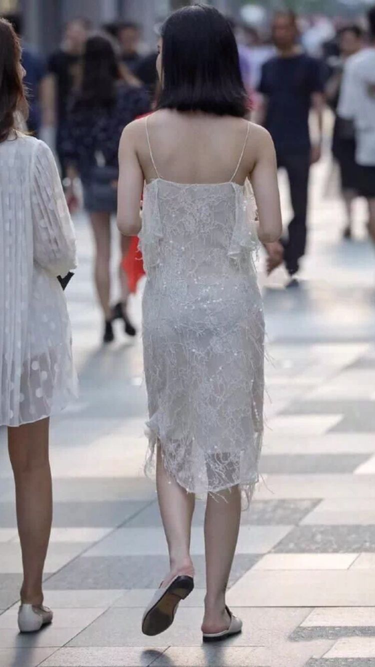 性感街拍丨外翻短发美女穿薄纱吊带裙，有亮点不止一处