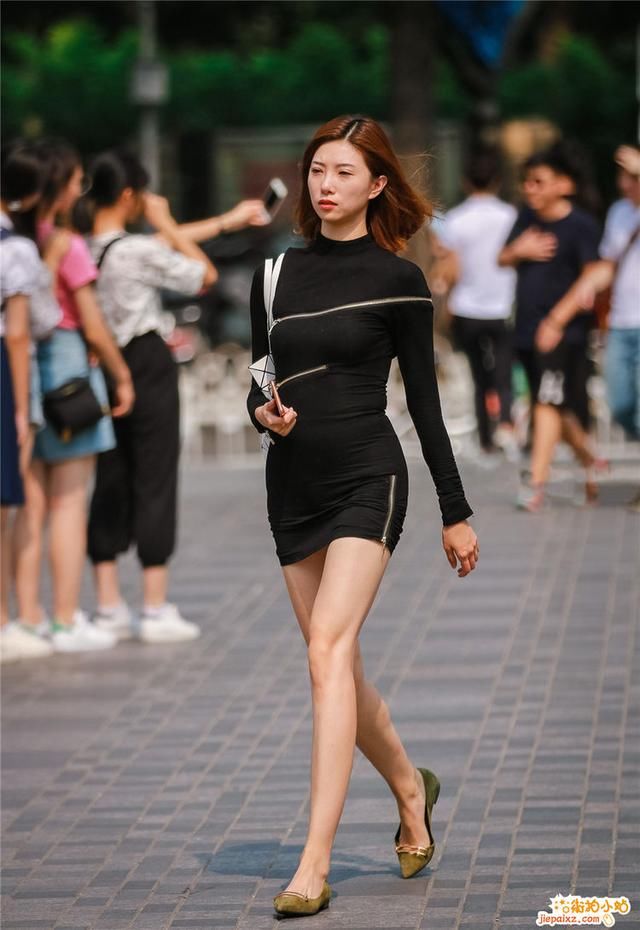 街拍：穿黑色紧身裙的美女出街遛狗，难道美女都喜欢养泰迪？