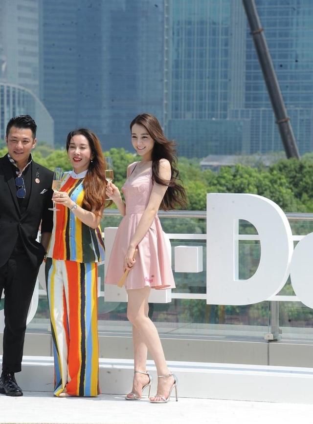 唐嫣穿小粉裙已经够美了，没想到热巴更惊艳，网友:美炸了!