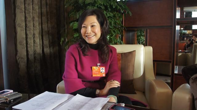 母亲曾是洗碗工，28岁的他却娶地产大亨的女儿，今管着200亿资产