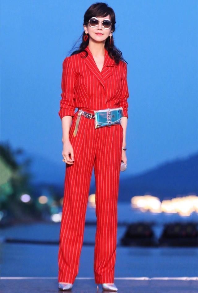 赵雅芝穿西装都要选大红色扮嫩，网友:赵奶奶，不服老不行的!