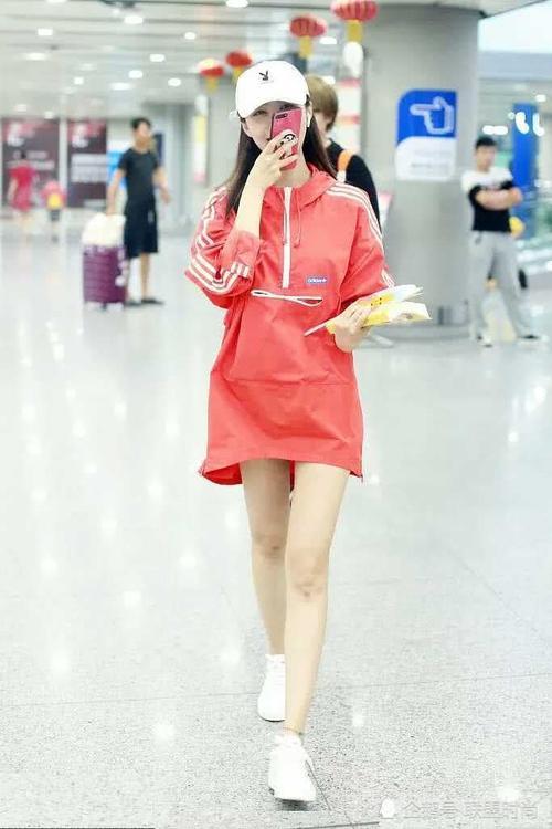 李菲儿胆真大，裙摆故意剪掉一半，下半身就靠一块布遮重点！