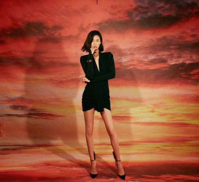 182张梓琳与178刘雯同框身高完胜，爱露大腿的大表姐是精致小女生