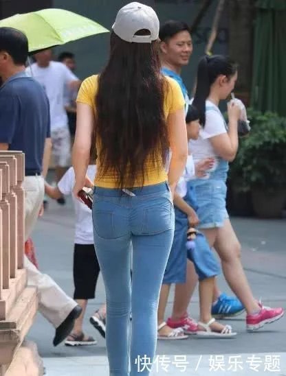 街拍：紧身牛仔裤的魅力姐姐，后面的设计看点足
