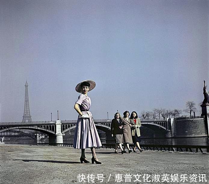 『老照片』老照片 1950年的法国巴黎美女牵着小狗走在街头