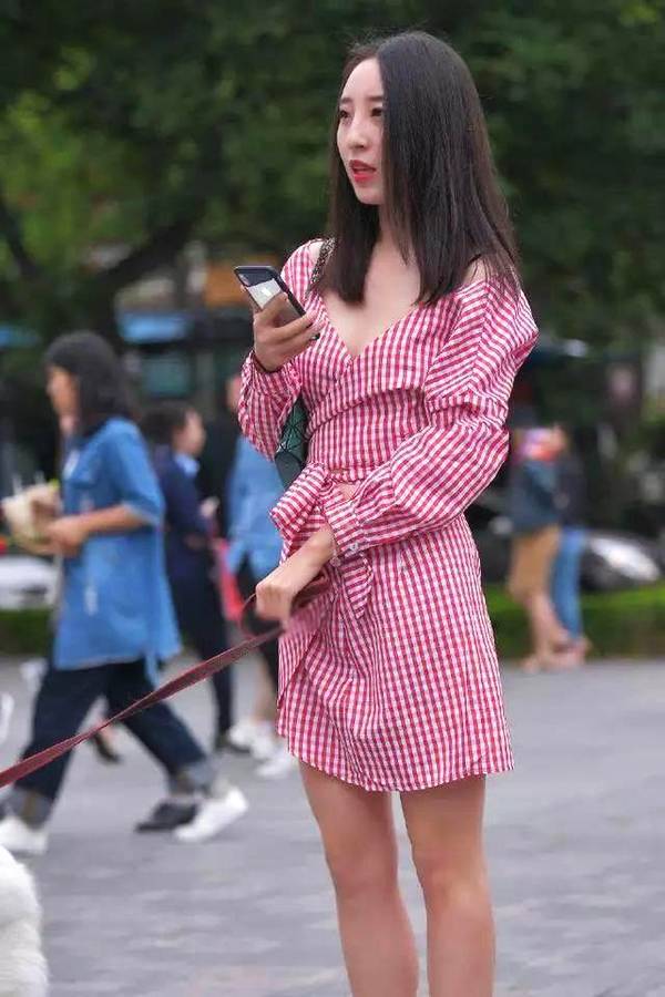 街拍：黑吊带薄纱裙的美女小姐姐，有人偷偷喜欢你！