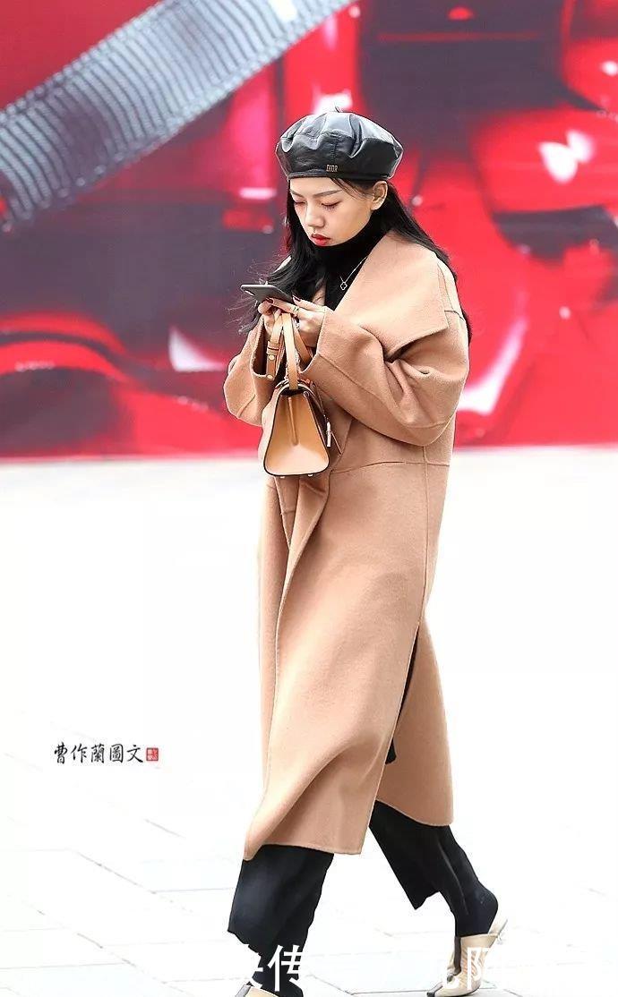  『呢子大衣搭配』街拍：就是一件呢子大衣，她们也能穿得很美
