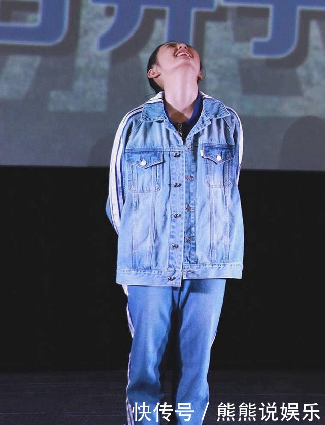 张子枫出席活动终于不穿高跟鞋了，这回一双马丁靴，却格外好看！