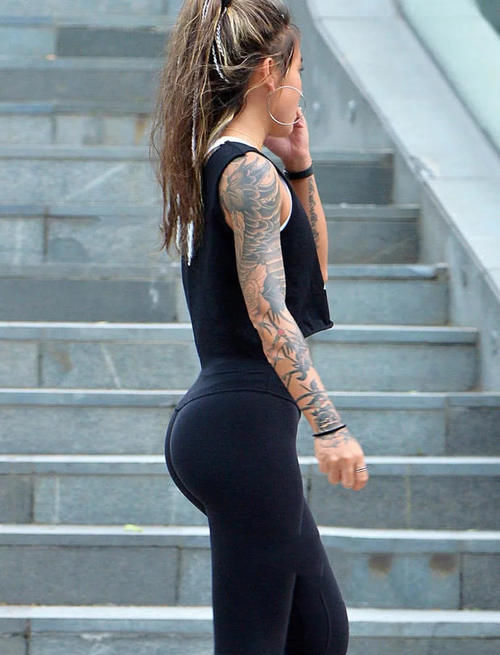 运动小姐姐紧身裤,花臂刺青更显霸气,欧美范儿十足谁能驾驭