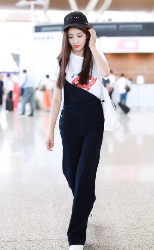 佟丽娅把包包拿来敲东西了?角都凹进去这么多了，意外很时尚