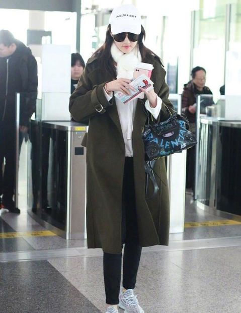 盘点女星机场街拍，热巴超酷，郑爽最随意，吴昕简直是时尚届毒瘤