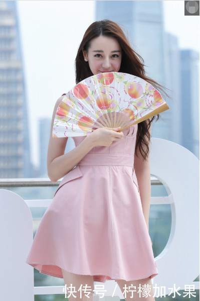 看宋慧乔穿粉色短裙，再看热巴，终于明白知性与甜美的区别有多大