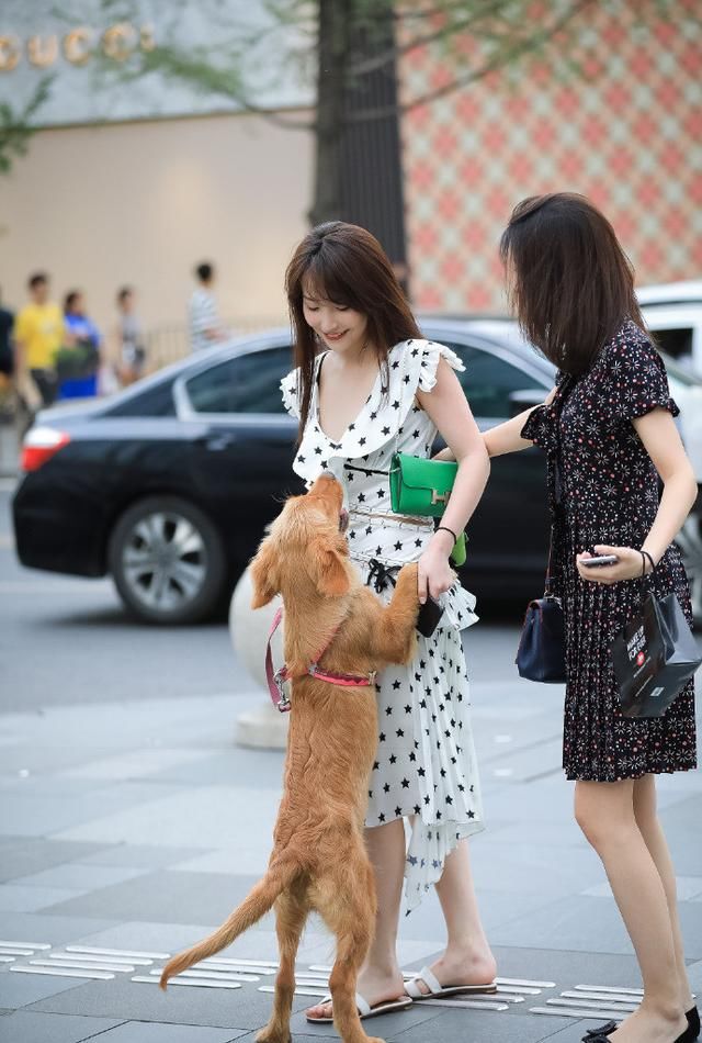 路人街拍，想要玩转街头时尚?你需要时髦潮流的穿搭!