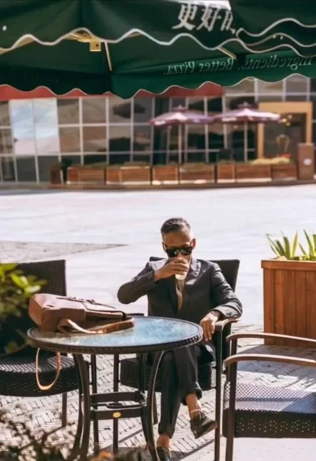 六旬中国大爷一夜爆红米兰时装秀,圈粉无数,秒杀网红小鲜肉