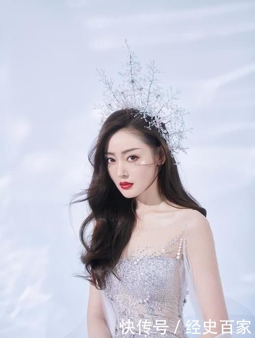 低俗:微透长裙勾出好比例,性感又不低俗,张天爱的“夹腿站”美到犯规