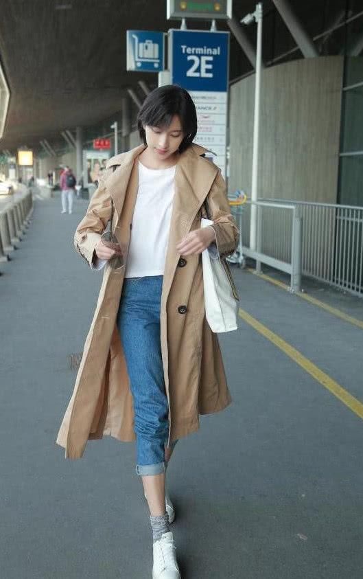 张俪裙子买错码了？竟要在裙上剪个口才能走路，却意外有个性！