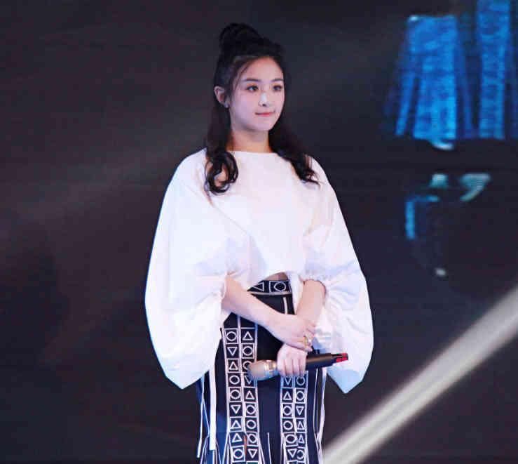 张含韵亮相机场，最大的亮点不是她的腿，而是她的“相机”!